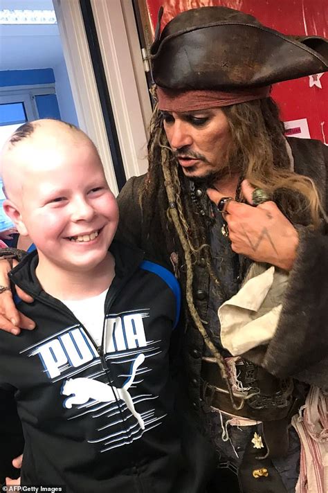 Jump to jack sparrow : Johnny Depp transforms into Jack Sparrow as he visits ...