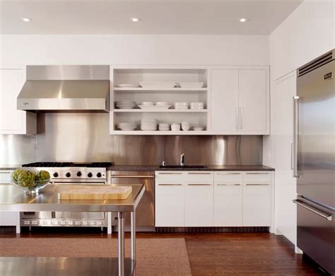 10 Sparkling Kitchens With Open Shelving