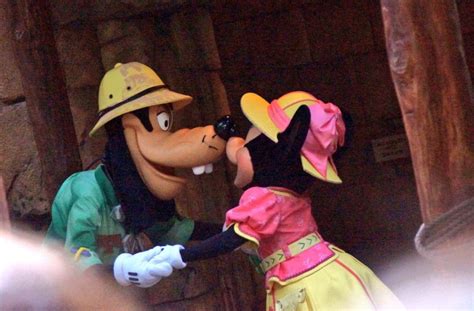 Do Twitter Pictures Prove Minnies Been Cheating On Mickey With Goofy