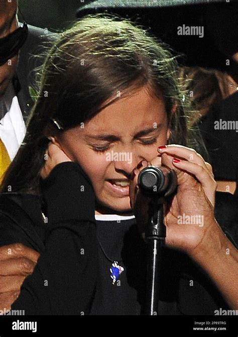 Michael Jacksons Daughter Paris Cries As She Speaks At The Memorial