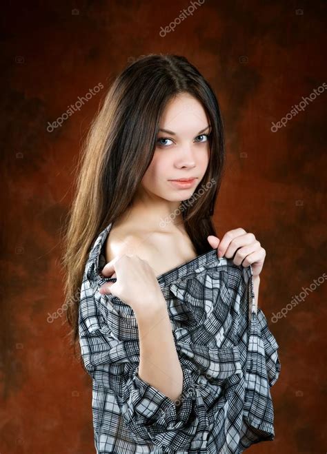 Das Mädchen im Hemd mit nackten Schultern Stockfotografie