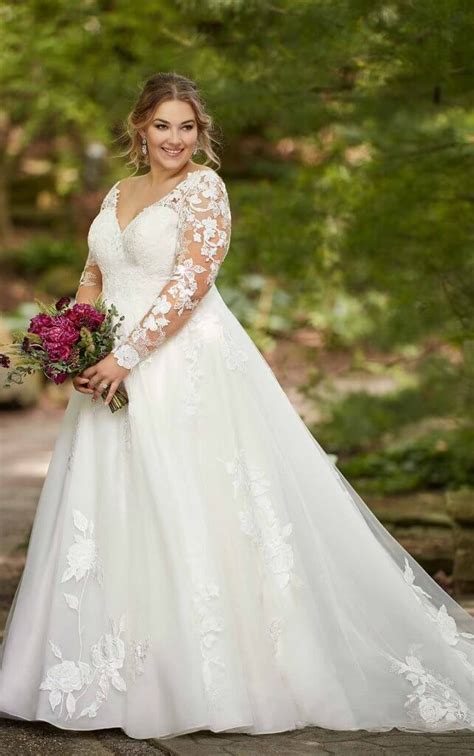 A very popular choice of young women about to be married. Top 5 Plus Size Wedding Dresses for Fall - Pretty Happy ...