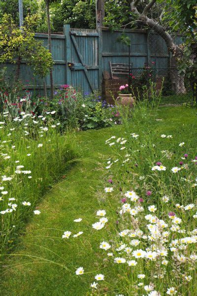 Smart garden path materials balance aesthetics and functionality. Garden path materials - the good, the bad and the ...