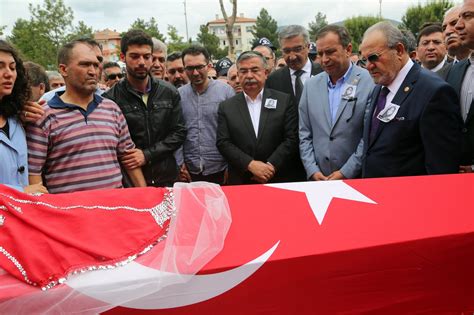Batman'ın kozluk ilçesinde terör saldırısında hayatını kaybeden şehit öğretmen şenay aybüke yalçın adına batman üniversitesi karakedi sosyoloji dergisi'nce şiir yarışması düzenlenecek. Şenay Aybüke Öğretmene son görev - Son Dakika Haberler