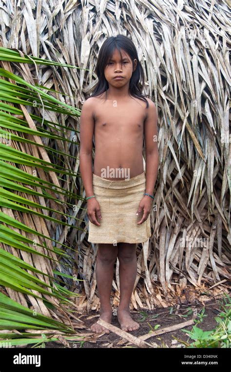 Un Matses Mayorunas Jeune Fille En Face D Une Maloca Maison Traditionnelle L Amazonie