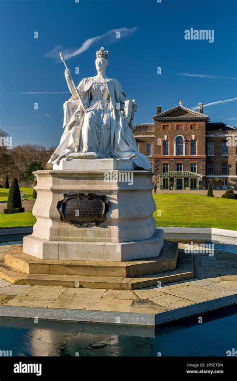 Statue Of Queen Victoria Kensington London England Stock Photo Alamy