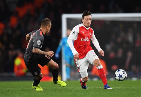 Dirinya sempat mendapatkan banyak sekali hinaan dari fans setan merah karena permainannya tidak sehebat seperti di everton gaes. Mesut Ozil Will 'Make Decision Soon' Over Arsenal Future