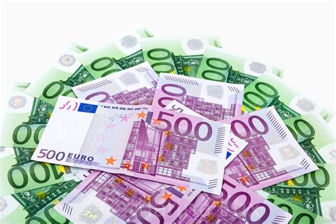 Bilder finden, die zum begriff euro scheine passen. » Bargeld, 100- und 500-Euro-Scheine, Stapel ...