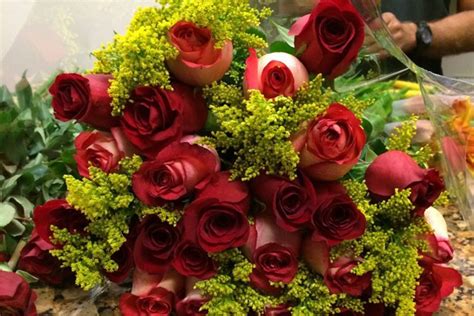 Fresh wholesale flowers delivery to miami and surrounding areas. Best flower shops in Miami for floral arrangements and events