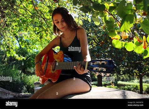 Junge Spanische Frau Mit Einer Gitarre Fotos Und Bildmaterial In