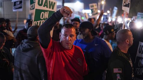 Gm Uaw Strike Deal Automaker Union Reach Tentative Agreement On New