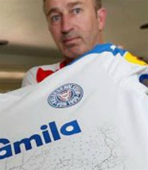 Close to the danish border, holstein kiel live in the shadow of the handball team, triple champion of europe. Holstein Kiel Kit 2017-18
