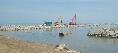 Pt Aura Sinar Baru Kerjakan Tahap Finishing Pembangunan Breakwater Di Pantai Glayem