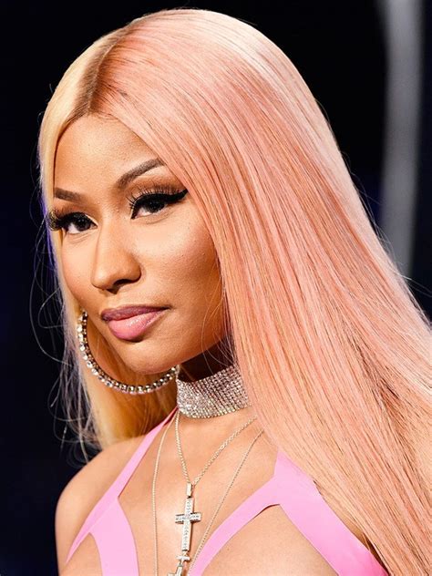 Vmas 2017 Nicki Minaj Wears Two Toned Pink And Blonde Hair