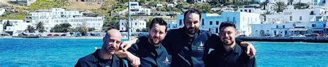 Ο δήμος μυκόνου περιλαμβάνει το νησί της μυκόνου, τα νησιά ρήνεια και δήλο, οι οποίες στην τοπική διάλεκτο καλούνται και «δήλες», καθώς και μικρότερες νησίδες γύρω από τη μύκονο. ΜΥΚΟΝΟΣ - ΜΕΖΕΝ
