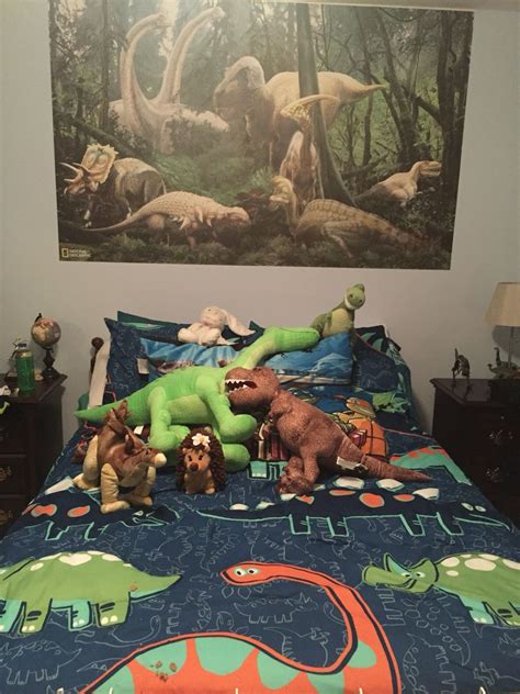 While you may want to forgo the neon walls, superhero bedding, and stacks of toys, the occupant of the room might have other ideas. Dinosaur bedroom | Big boy bedrooms, Dinosaur bedroom ...