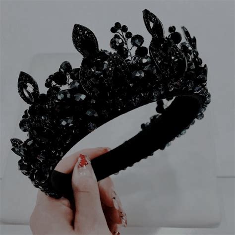 Pin By Léa On Aesthetic Black Perhiasan Rambut Mahkota Permata Perhiasan Wanita