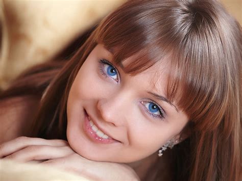 Blue Eyed Model Brunette Hottie Nice Smile Earrings Hd Wallpaper