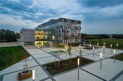 České kluby mohou konečně vytáhnout delší dobu dohodnuté smlouvy z šuplíku, ladit poslední detaily nových kontraktů a odhalovat posily. Hradec Králové - Kampus UK - občanské stavby | ATIP, a.s.