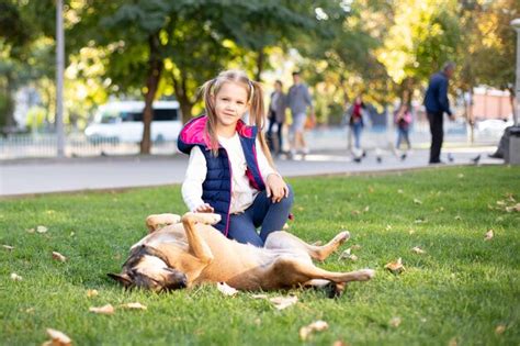 Fille Jouant Avec Un Chien Photo Premium