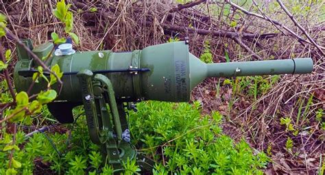 Ukrainian Sappers Compare German Dm22 With Soviet Tm 62 Anti Tank Mines
