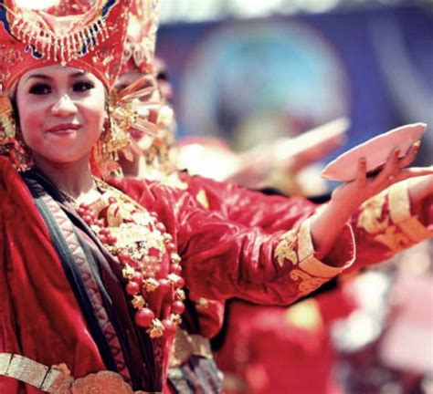 Seperti yang sudah disinggung sebelumnya, pakaian adat minangkabau. Pakaian Adat Dari Suku Minang - Baju Adat Tradisional