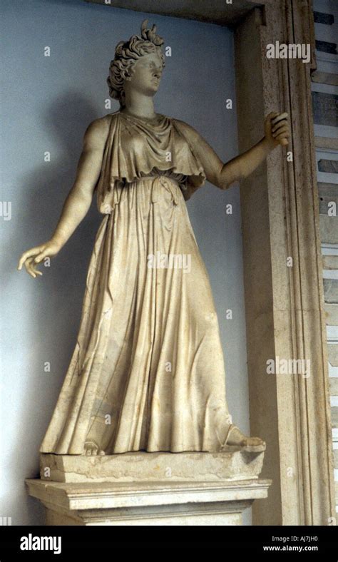 La Déesse Romaine Junon Femme Et Soeur De Jupiter Reine Du Ciel