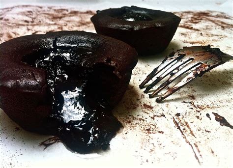These molten lava cakes are dangerously delicious. Lava-cakes in 2020 | Taart ideeën, Voedsel ideeën, Cakes