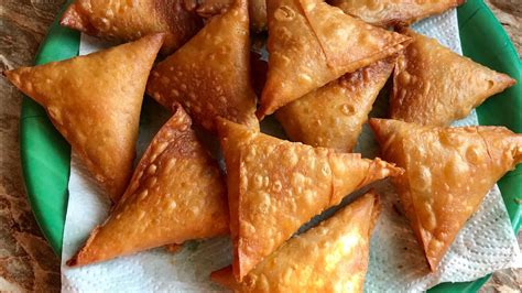 #samosafolding #howtofoldsamosahow to fold samosa perfectly in a triangle with any shape of sheet / manda patti for ramzan. Vegetable samosa recipe || how To fold samosa - YouTube