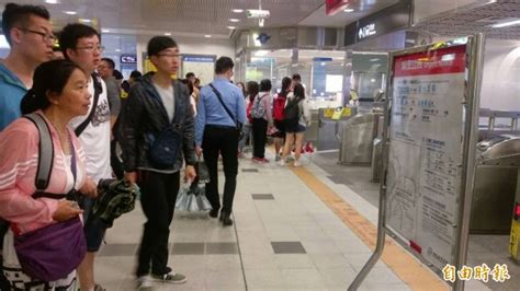 捷運轉乘公車： 捷運劍潭站(3號出口公車站牌) 轉搭公車至國立科教館站下車 ⇒ 紅30(低地板公車)、41、9006、士林小巴8. 捷運淡水信義線停電 1萬5千名乘客受影響 - 生活 - 自由時報電子報