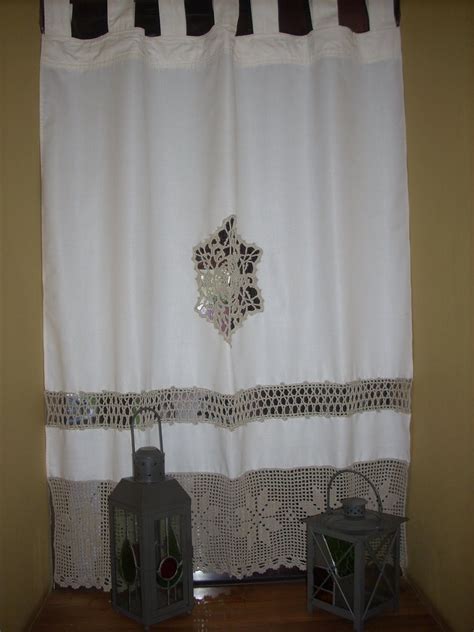 Las cortinas para la cocina agregan un toque decorativo a las ventanas que se ubican sobre los lava trastes y son muy comunes en muchas cocinas. cortinas de tela con apliques de crochet - Buscar con ...