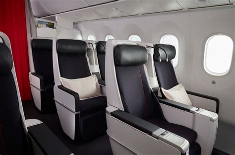 Venant de neuilly, les cars air france au départ de porte maillot sont super pratiques. First Look at Air France 787-9 Dreamliner - Live and Let's Fly