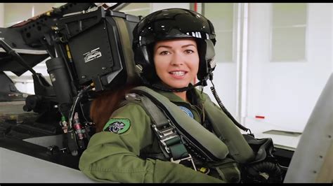 La Femme F A Pilote De Chasse Suisse Capitaine Fanny Chollet