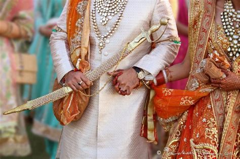 Di beberapa daerah pedesaan di negara itu, menikah atau bergaul di luar kasta belum menjadi norma. Menikah Beda Kasta, Pasangan Pengantin Baru di India ...