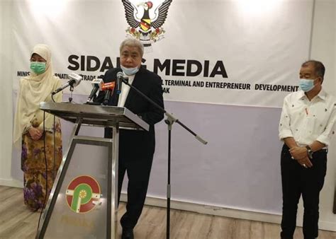 These sentences come from external sources and. Bekalan barangan keperluan asas di Sarawak mencukupi ...