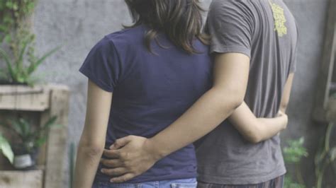 7 Cara Pegangan Tangan Sama Pasangan Ini Menunjukkan Bagaimana Hubungan Kalian Berjalan Lho