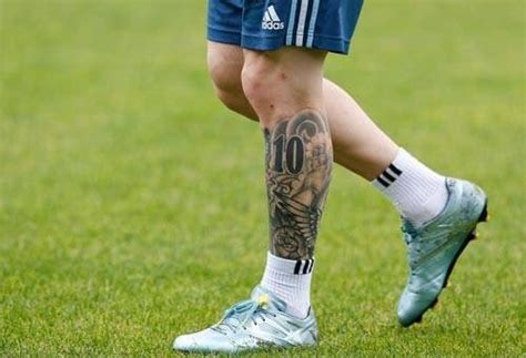 El argentino ha retocado algunos de sus tatuajes, quien sabe si debido a la reacción de algunos de sus seguidores, para. Лео Месси кардинально сменил имидж левой ноги (фото)