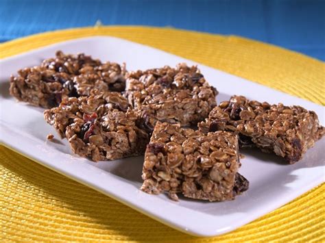 Combine oats, rice cereal and salt in a large bowl. No-Bake Chocolate Cherry Oat Bars Recipe