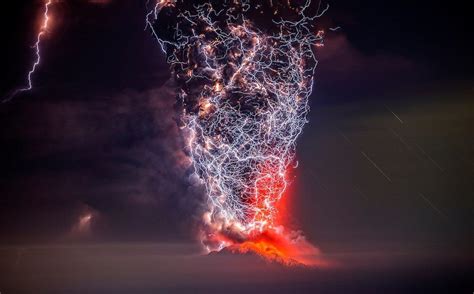 Lightning Engulfs A Volcanic Eruption In Chile 1000x622 Os By