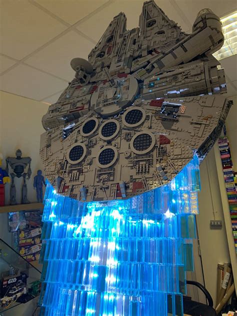 Der Lego Star Wars Ucs Millennium Falcon 75192 Hebt Ab Zusammengebaut
