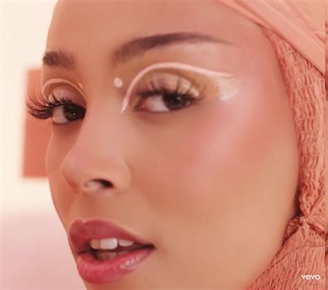 Doja Cat ရဲ့တစ်မူထူးခြားတဲ့ Eyeliner Design တွေ Mystyle Myanmar