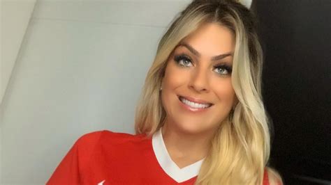 design by lidiane brandolff melhor visualização: Sportbuzz · Incrível! Renata Fan encanta fãs ao surgir com camisa comemorativa do Internacional ...