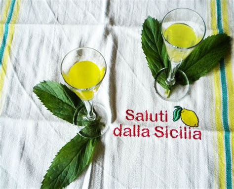 Le sagre sono una buonissima occasione per assaggiare i prodotti tipici. Limoncello e arancello siciliani