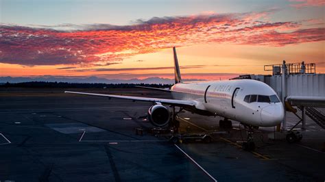 Download Wallpaper Airplane On Seatac International Airport 1920x1080