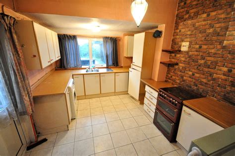 Check spelling or type a new query. Parkers Swindon 3 bedroom House SSTC in Cricklade Road ...