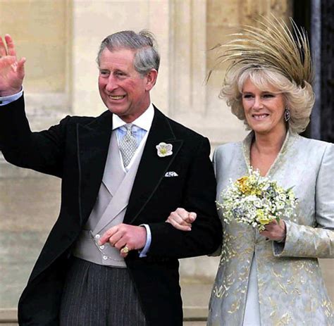 Katıldıkları bir davette prensle dans ederken camilla, kulağına yaklaşıp biliyor musunuz. 9. April 2005: Prinz Charles heiratet Camilla - WELT