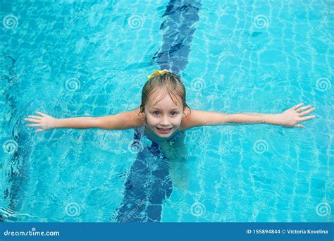 Portrait Des Süßen Glücklichen Kleinen Mädchens Das Spaß Im Schwimmbad Hat Kindersport Im