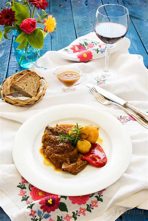 Ya sabemos que a veces a los más pequeños de la casa les cuesta un poco comer según qué cosas, o sea que con un guiso como esta carne con patatas tendréis la excusa ideal para que coman verduras y hortalizas que, de. Carne de ternera asada con patatas nuevas. Cocina Gallega ...