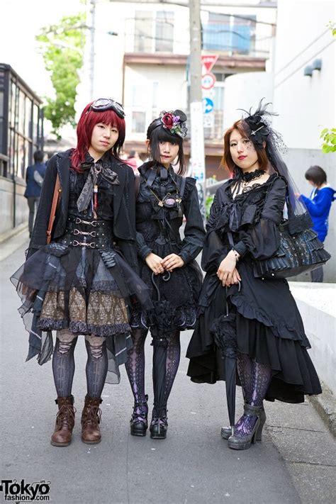Harajuku Gothic And Lolita Fashion W Hnaoto Abilletage And Black Peace