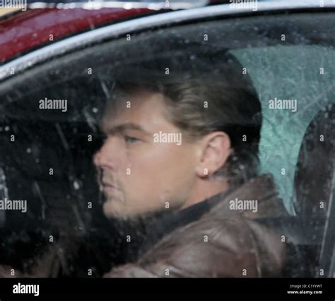 Leonardo Dicaprio Conduciendo Un Coche Bajo La Lluvia Mientras Filmaba